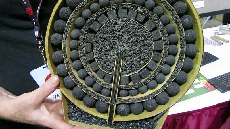 Sección de un proyectil esférico para fuegos artificiales. Foto: YouTube